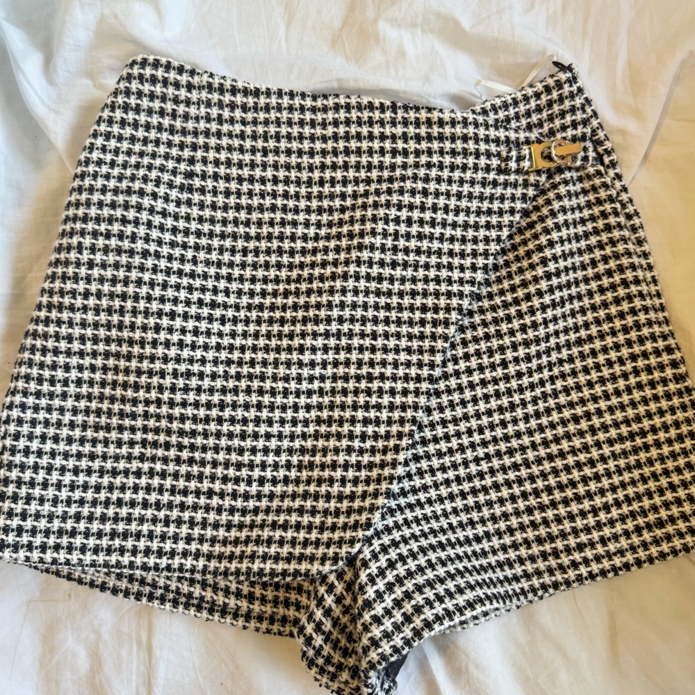 Sunday Houndstooth Women's Skorts with Gold Buckle